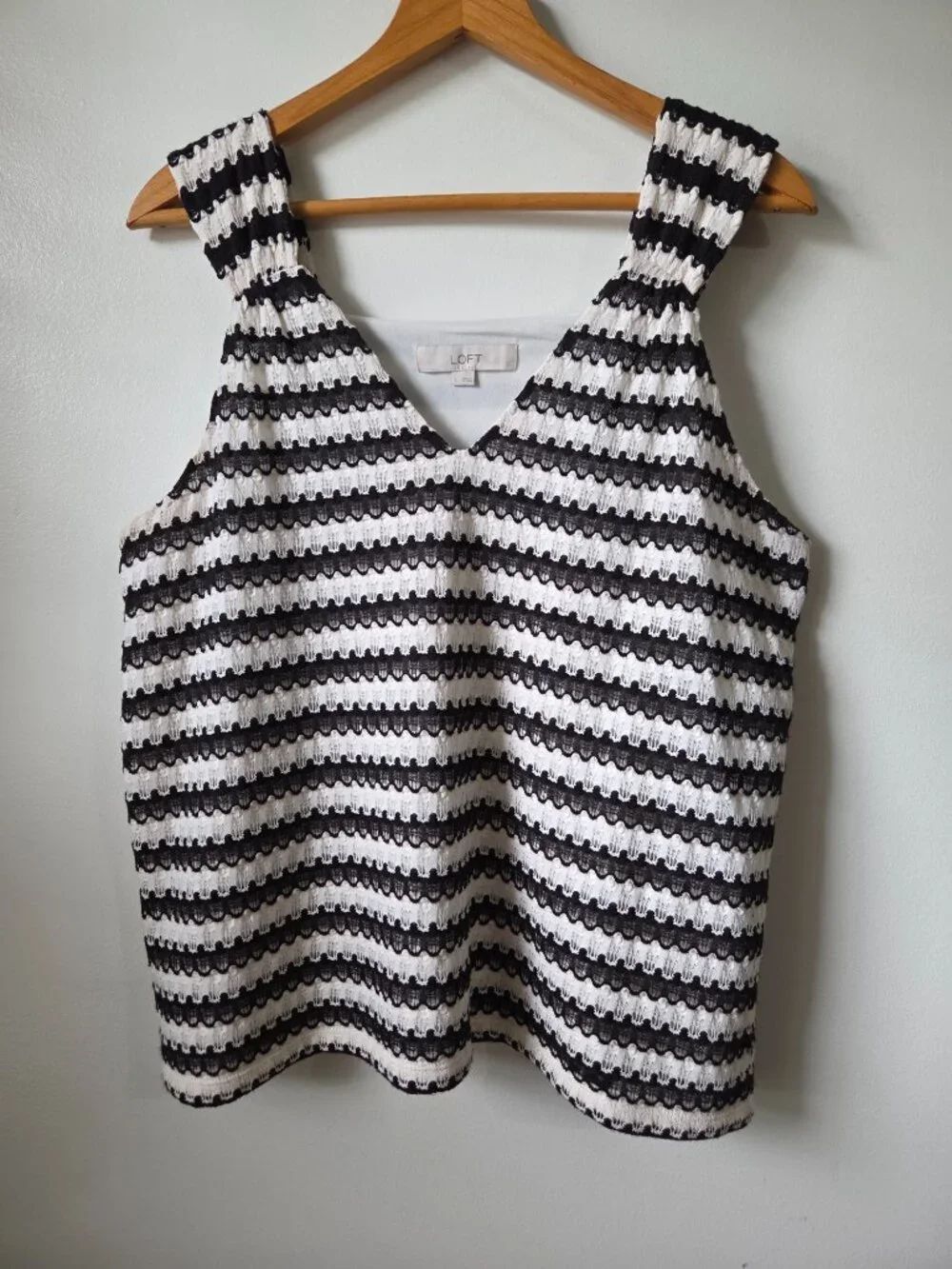 EUC LOFT TEXTURED V NECK STRIPED LACE TANK TOP LINED SIZE L